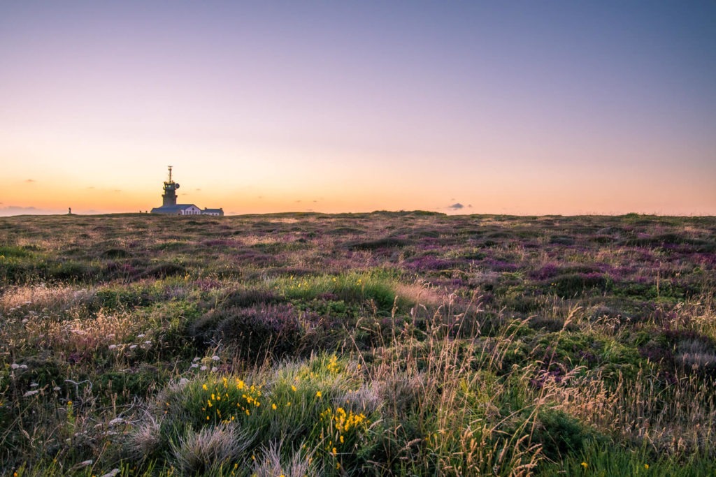 Sémaphore de la Pointe du Raz au soleil couchant