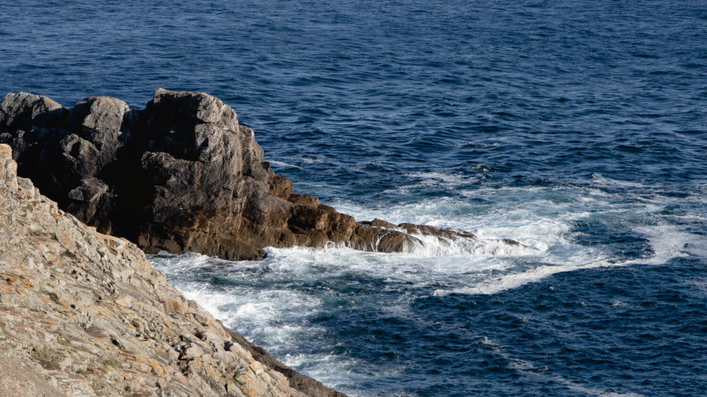 Rochers à fleur d'eau sur le sentier de la Pointe du Raz