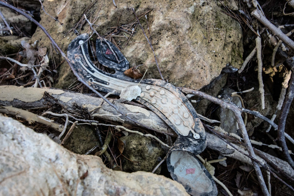 Semelle en plastique trouvée au bord de la cascade de Sillans