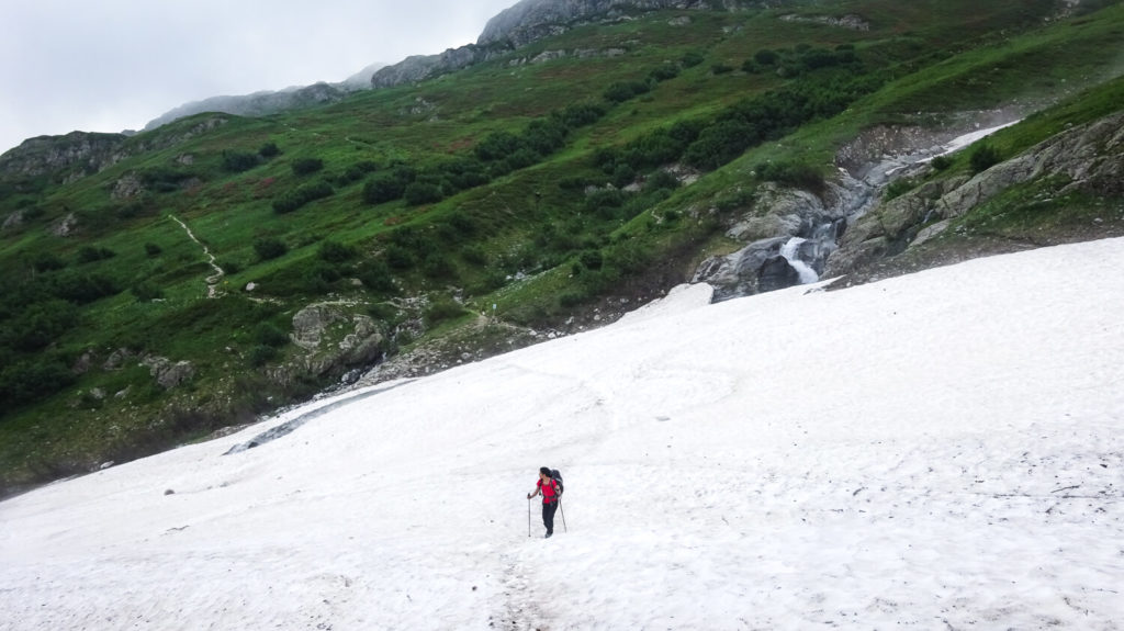 Traversée d'un névé important dans le massif des Écrins, marche d'approche des Rouies