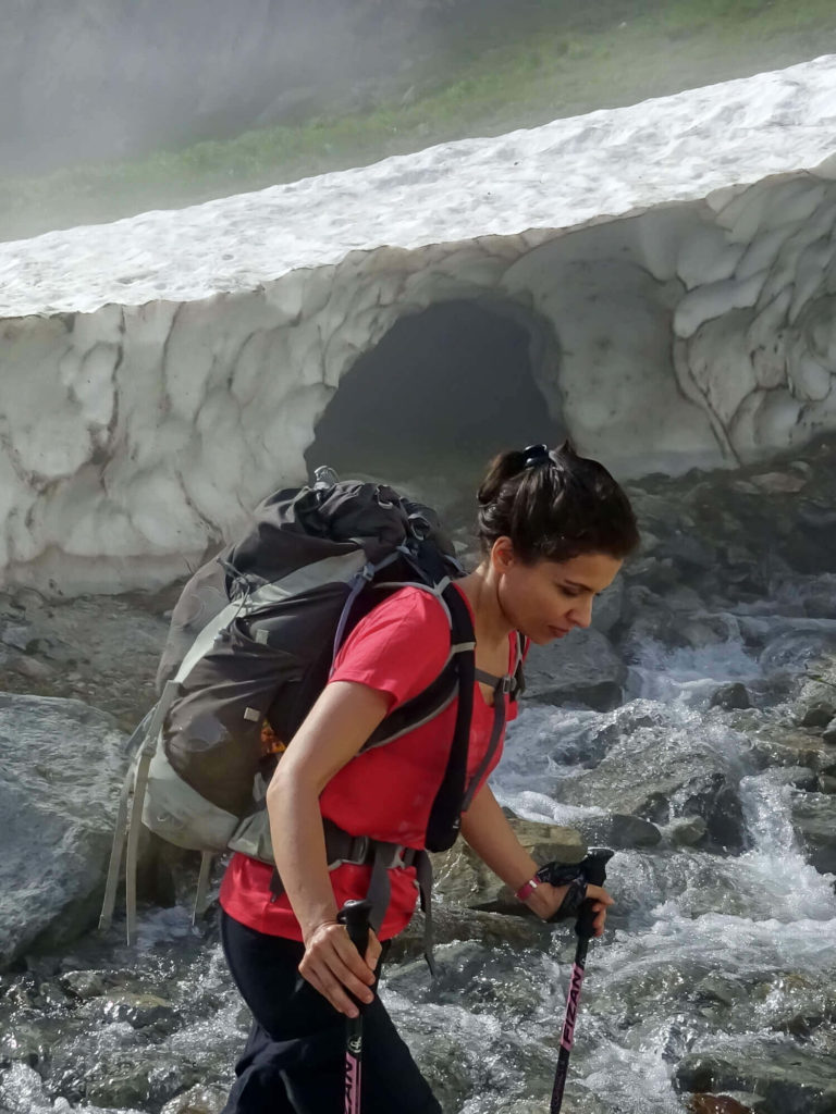 Je traverse un torrent avec mon sac à dos et mes bâtons