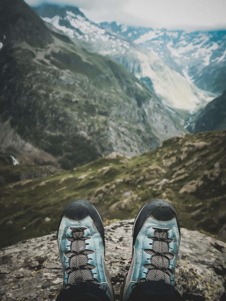 Paire de chaussures d'alpinisme face à un panorama