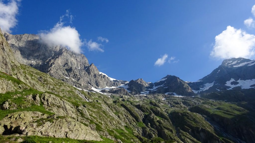 Panorama de montagnes en été près du refuge du Pigeonnier dans les Écrins