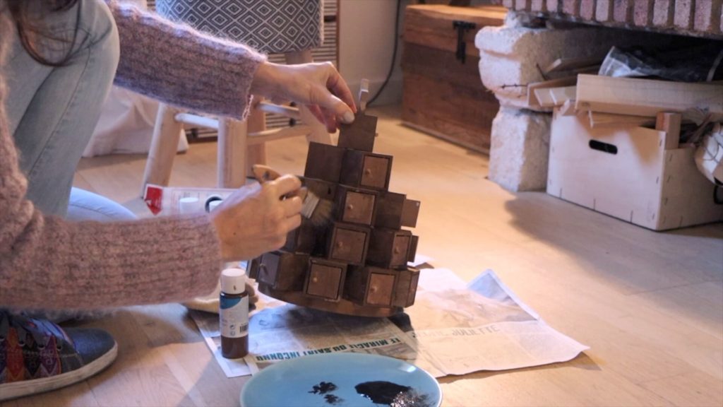 Application de peinture noire sur le calendrier de l'avent DIY