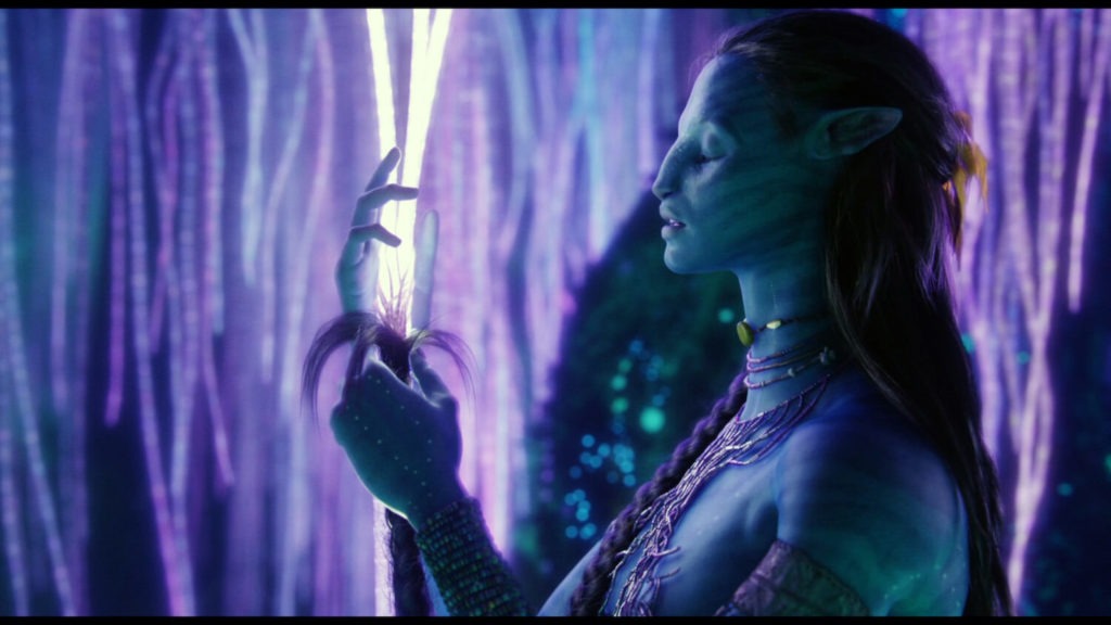 Image du film Avatar où Neytiri se connecte à l'écosystème de Pandora