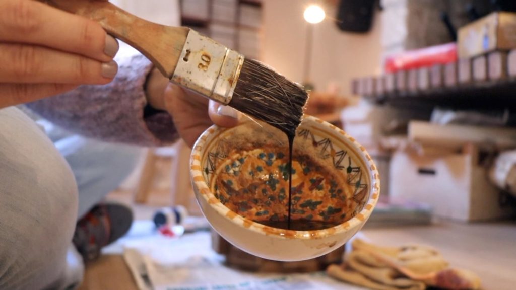 Bol contenant du café et pinceau brosse