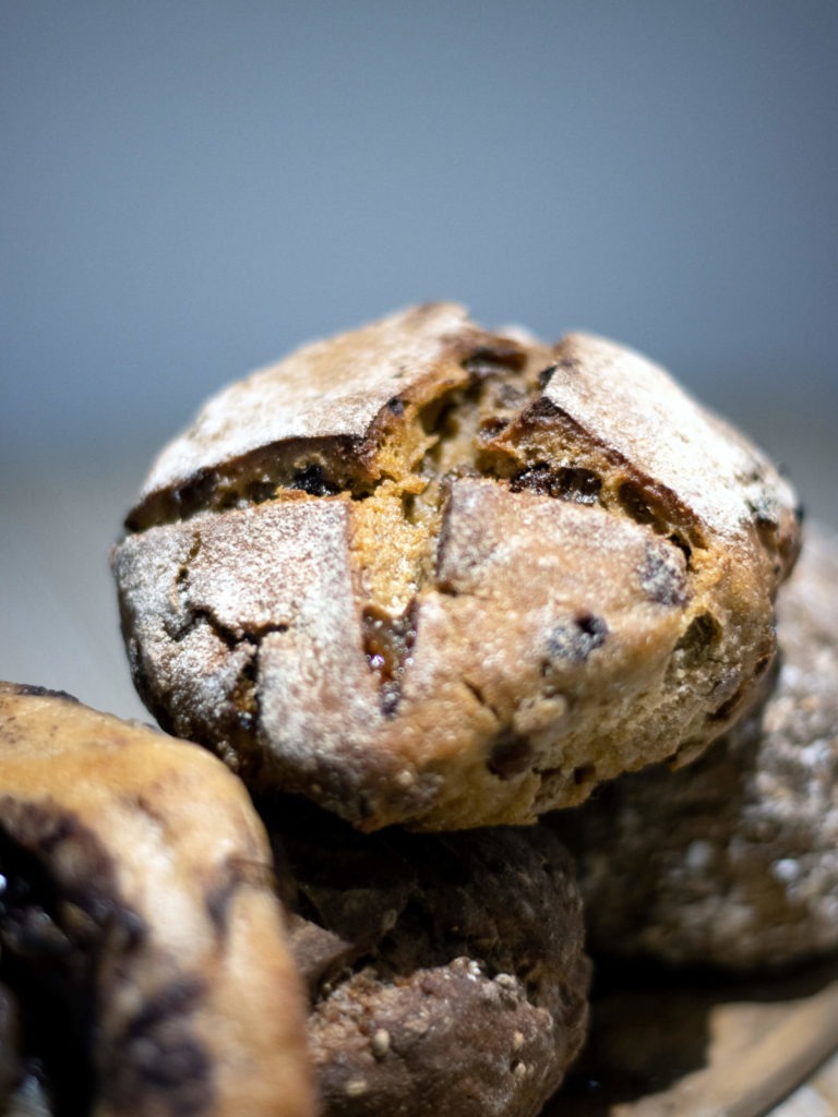 Pain de la boulangerie bio "Au rythme du Pain" à Montpellier, mis en valeur artistiquement