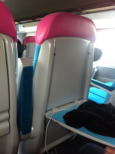 Siège rose et bleu du TGV Ouigo