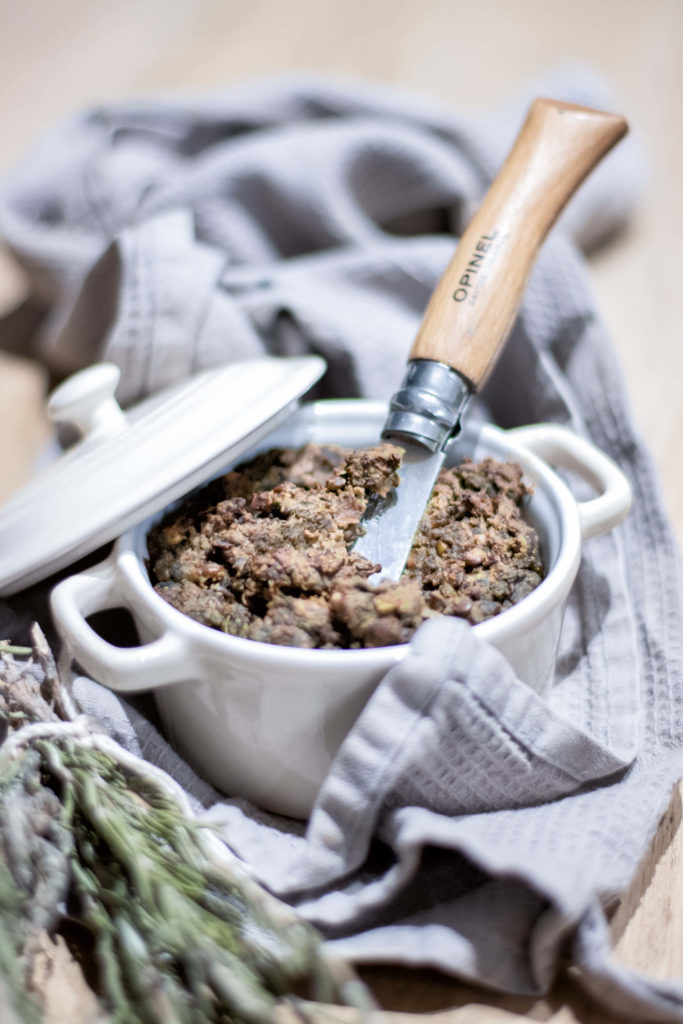 Pâté végétal façon terrine de campagne vegan, avec opinel, terrine en céramique et torchon