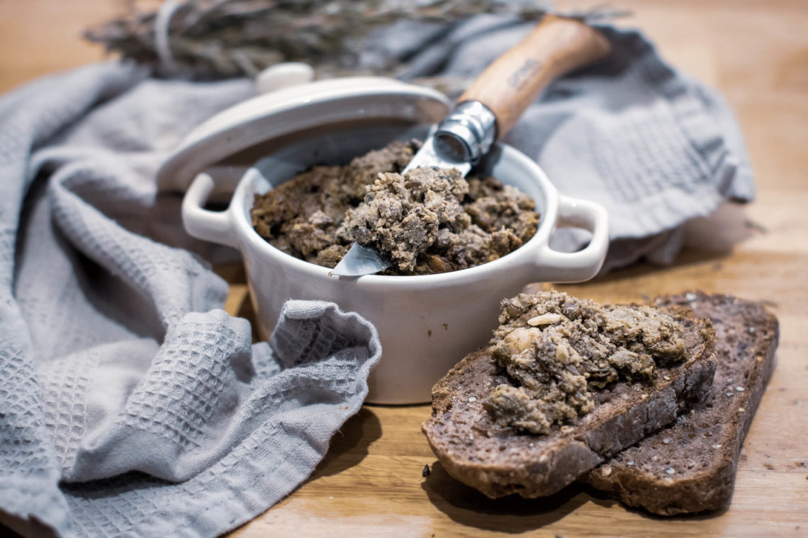 Pâté végétal façon terrine de campagne, avec opinel, torchon et tartines