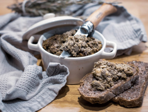Pâté végétal façon terrine de campagne, avec opinel, torchon et tartines